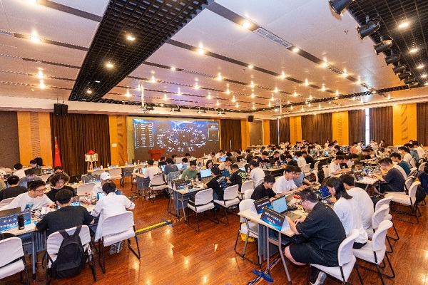 米乐M6 米乐“白客”与“黑客”上演巅峰对决！大学生网络安全大赛在东华大学举行(图1)