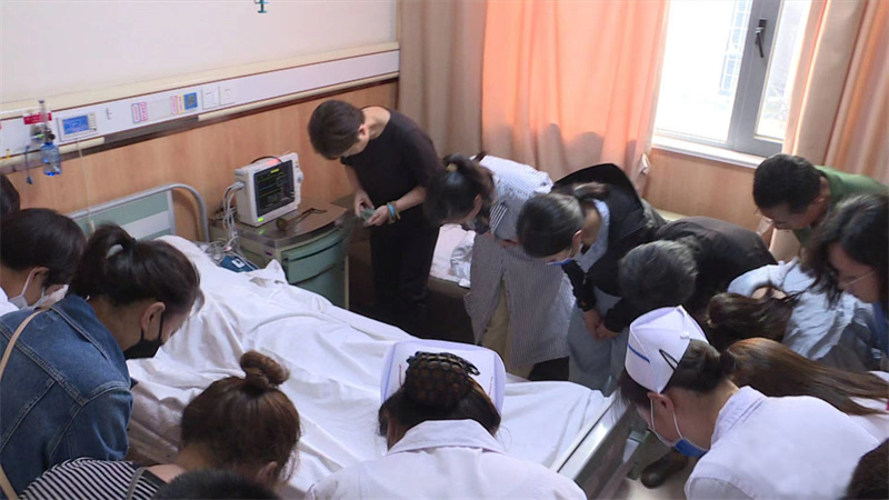 用爱延续生命49岁女子离世后捐献遗体和眼角膜米乐M6 米乐(图1)