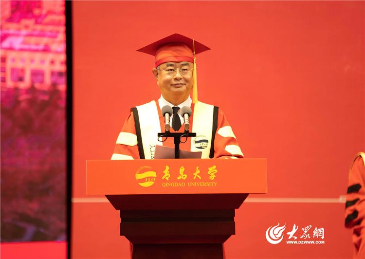 青岛大学校长夏东伟：赓续奋斗精神 彰显青春担米乐 M6米乐当(图1)