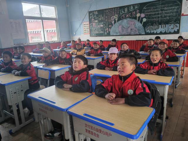 成都锦江区联合爱心基金为炉霍县小学捐赠3000套课桌椅米乐M6 米乐(图2)