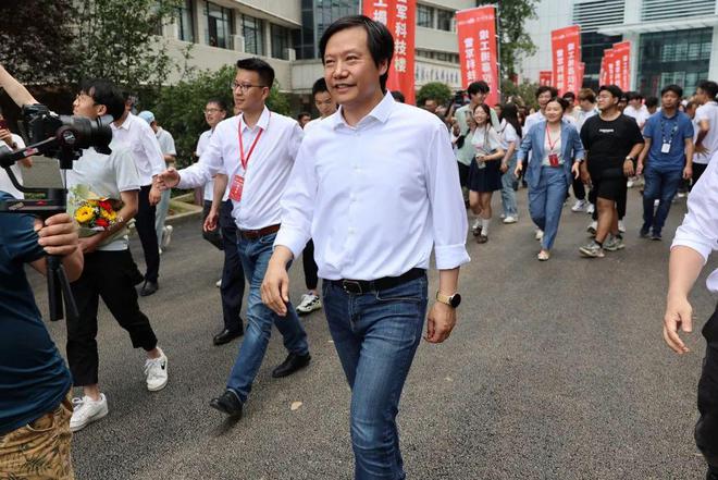 雷军科技楼在武米乐 M6米乐汉揭幕！(图2)