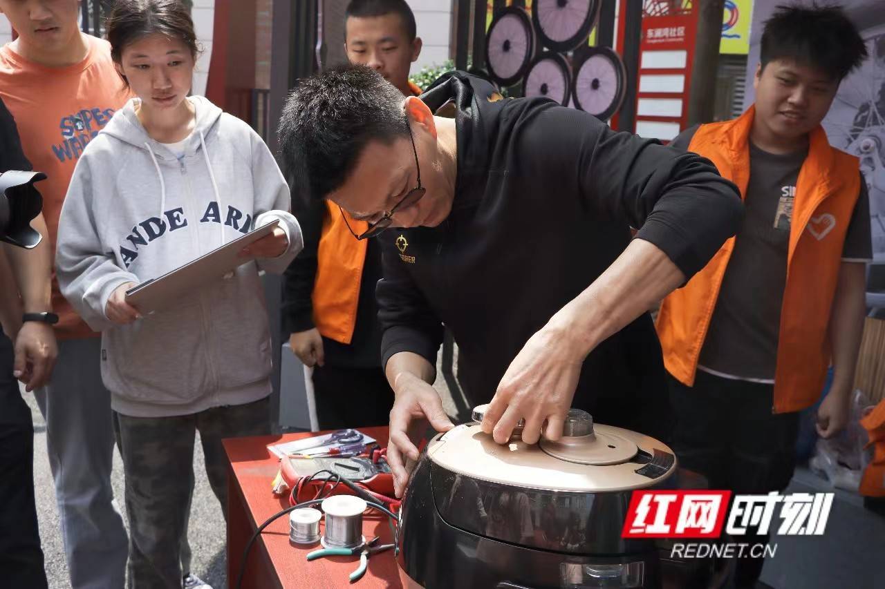 长沙东澜湾社区：360志愿服务集市 在家门口感受“老长沙”的惬意米乐M6 米乐(图4)
