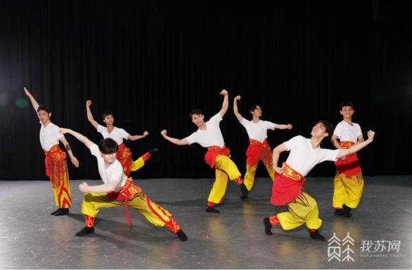 米乐 M6米乐舞出绚丽风姿！南艺舞蹈教师《舞影随行——王艺影个人教学专场》精彩上演(图1)