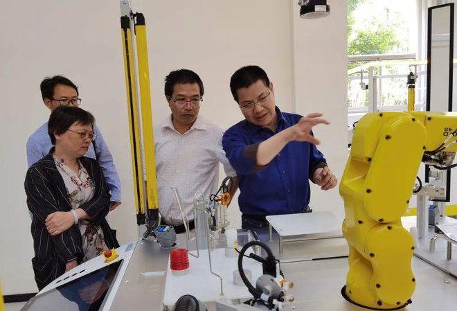 米乐 M6米乐上大工训再填利器！国内首款专用多工位机器人系统投入实践教学(图1)