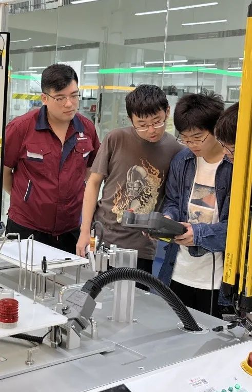 米乐 M6米乐上大工训再填利器！国内首款专用多工位机器人系统投入实践教学(图3)