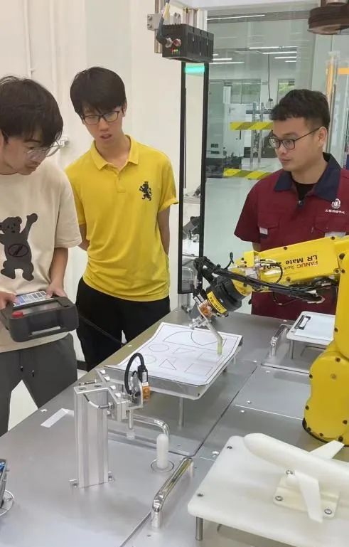 米乐 M6米乐上大工训再填利器！国内首款专用多工位机器人系统投入实践教学(图2)