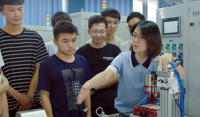 米乐 M6米乐内扶外引！武昌工学院构建强高素质“双师型”教师队伍(图3)