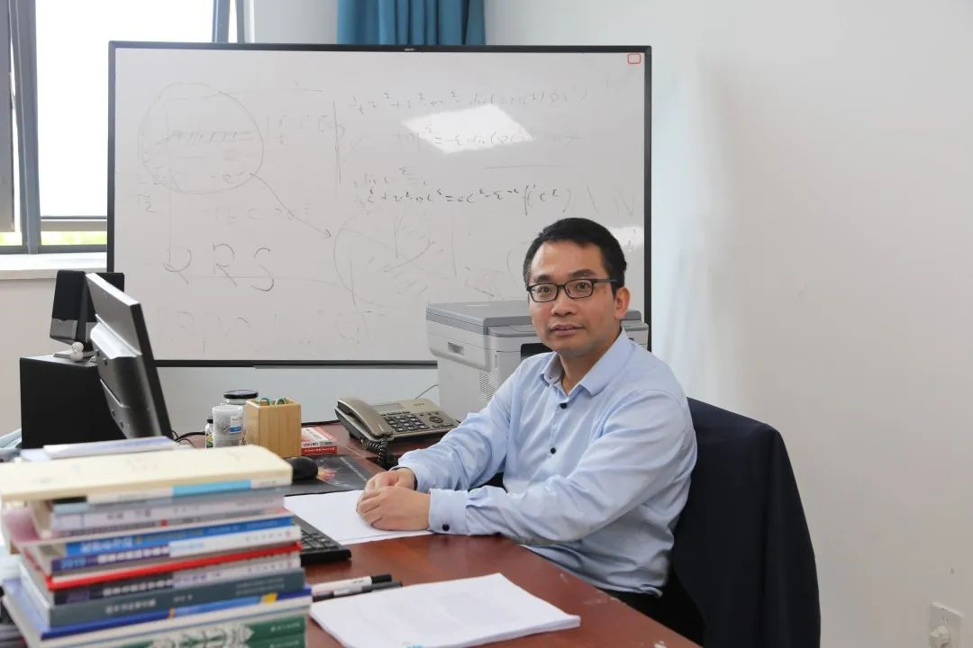 榜样师大人 费明稳：数学研究的淘金者醉心科研的解米乐M6 米乐题人(图1)