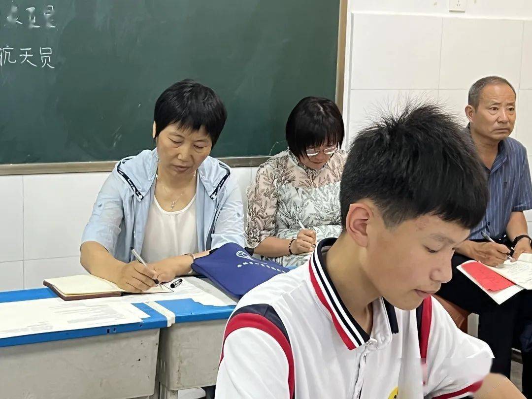 临沂市教育科学研究院专家到我县指导初中米乐M6 米乐课堂教学工作(图2)