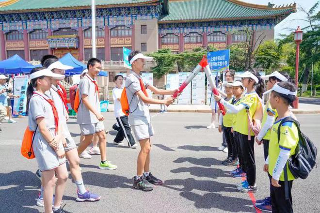 米乐 M6米乐这个体验营火热开营！大中小学生携手奥运冠军探索体育魅力(图4)