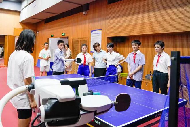 米乐 M6米乐这个体验营火热开营！大中小学生携手奥运冠军探索体育魅力(图3)