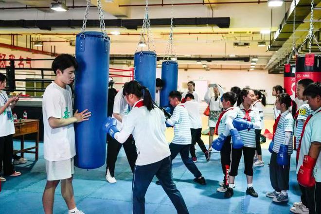 米乐 M6米乐这个体验营火热开营！大中小学生携手奥运冠军探索体育魅力(图2)