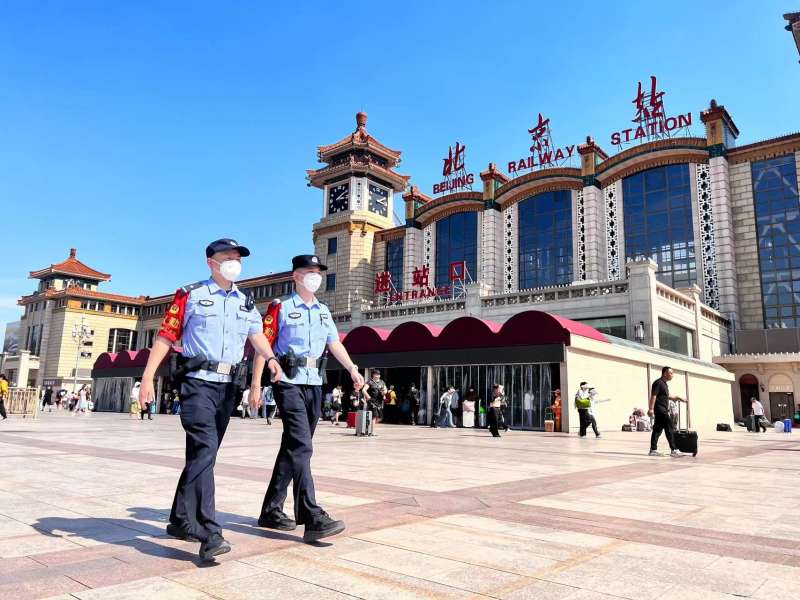 米乐M6 米乐新闻8点见丨高温下他们坚守岗位；潘功胜任央行党委书记(图4)