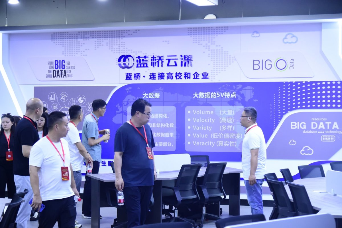 米乐 M6米乐高校+基地+产业 郑州城市职业学院如何实现专业设置与产业需求“同频共振(图2)