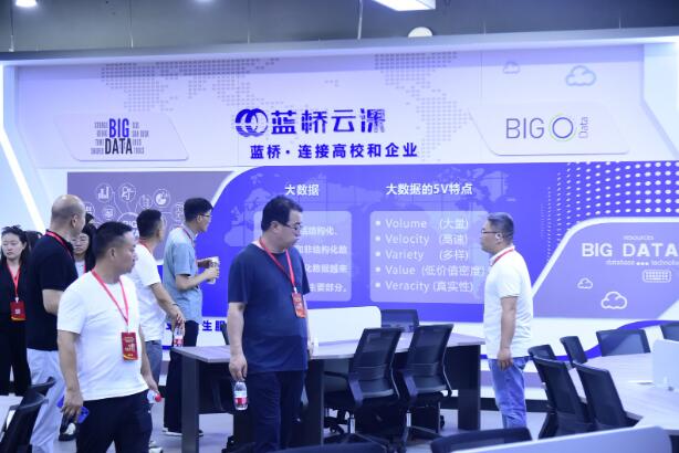 高校+基地米乐 M6米乐+产业 郑州城市职业学院如何实现专业设置与产业需求“同频共振”(图2)