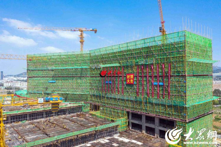 助力青岛米乐M6 米乐“腾笼换鸟”山东中医药大学附属医院青岛医院项目主体结构封顶(图3)