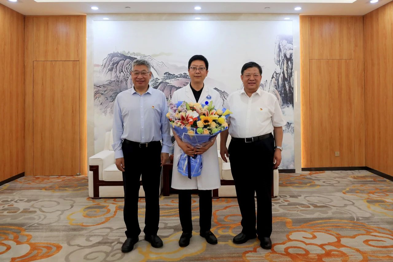 姜治莹“七一”米乐M6 米乐前夕看望慰问学校党员代表(图1)