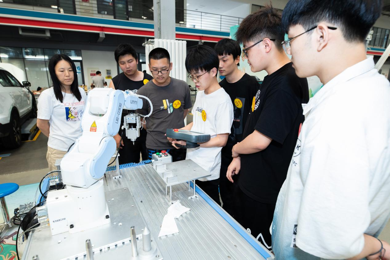 天津滨海汽车工程职业学院副校长赵春田：针对产业用人环米乐M6 米乐节 创新“终身制”育人模式(图4)