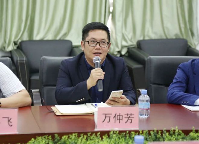 教研活动鼎湖中学廖晓林校长一米乐 M6米乐行莅临我校参观交流(图2)