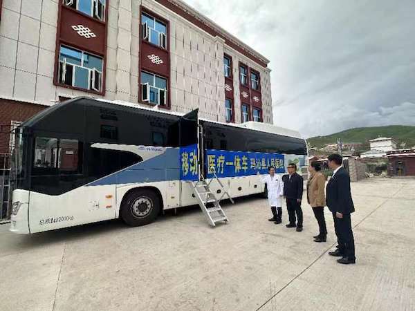 率先在高原县级医院中启用“移动CT远程智能专家影像会诊”；把上海先进医院管理和医疗技术带到了青海果洛。这位上海援青医生赢得了当地米乐 M6米乐人的信任——“瓜珍切曼巴！”(图2)