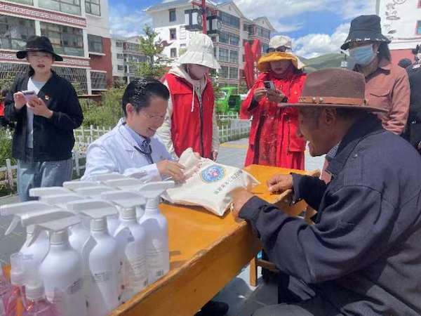 率先在高原县级医院中启用“移动CT远程智能专家影像会诊”；把上海先进医院管理和医疗技术带到了青海果洛。这位上海援青医生赢得了当地米乐 M6米乐人的信任——“瓜珍切曼巴！”(图3)