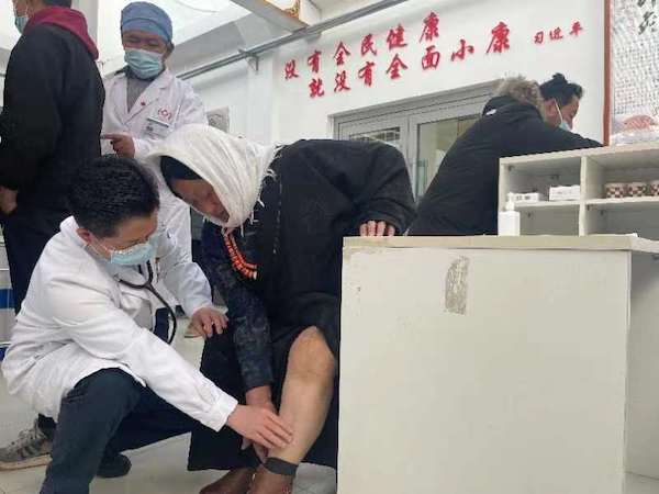 率先在高原县级医院中启用“移动CT远程智能专家影像会诊”；把上海先进医院管理和医疗技术带到了青海果洛。这位上海援青医生赢得了当地米乐 M6米乐人的信任——“瓜珍切曼巴！”(图4)