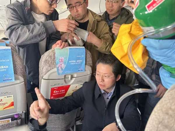 率先在高原县级医院中启用“移动CT远程智能专家影像会诊”；把上海先进医院管理和医疗技术带到了青海果洛。这位上海援青医生赢得了当地米乐 M6米乐人的信任——“瓜珍切曼巴！”(图7)