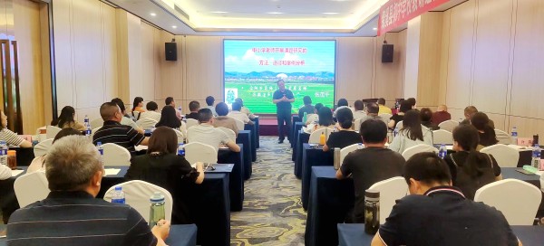 米乐 M6米乐全国百佳语文教师张茂平应邀为绩溪县初中骨干教师作科研报告(图1)