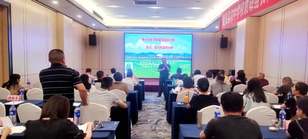 米乐 M6米乐全国百佳语文教师张茂平应邀为绩溪县初中骨干教师作科研报告(图4)