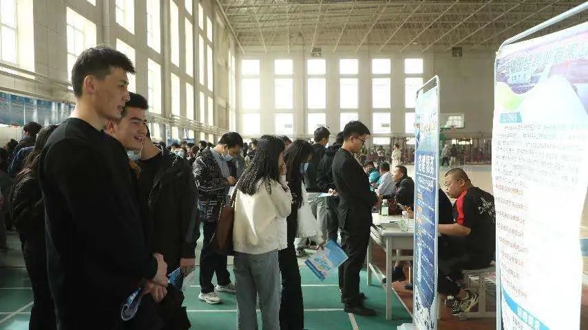 新疆向高校毕业米乐M6 米乐生提供精准化就业服务(图1)