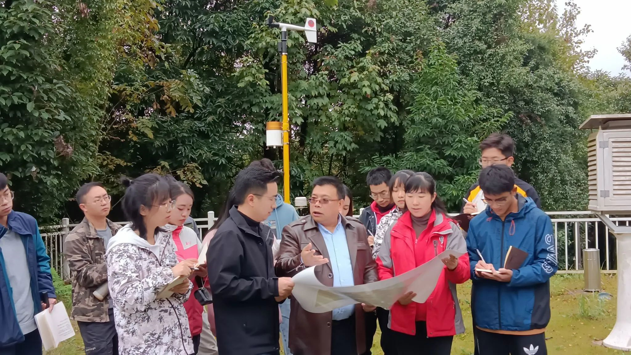 米乐M6 米乐愿做园丁勤浇灌甘为蜡炬尽燃烧——记贵州师范大学教师周忠发(图1)