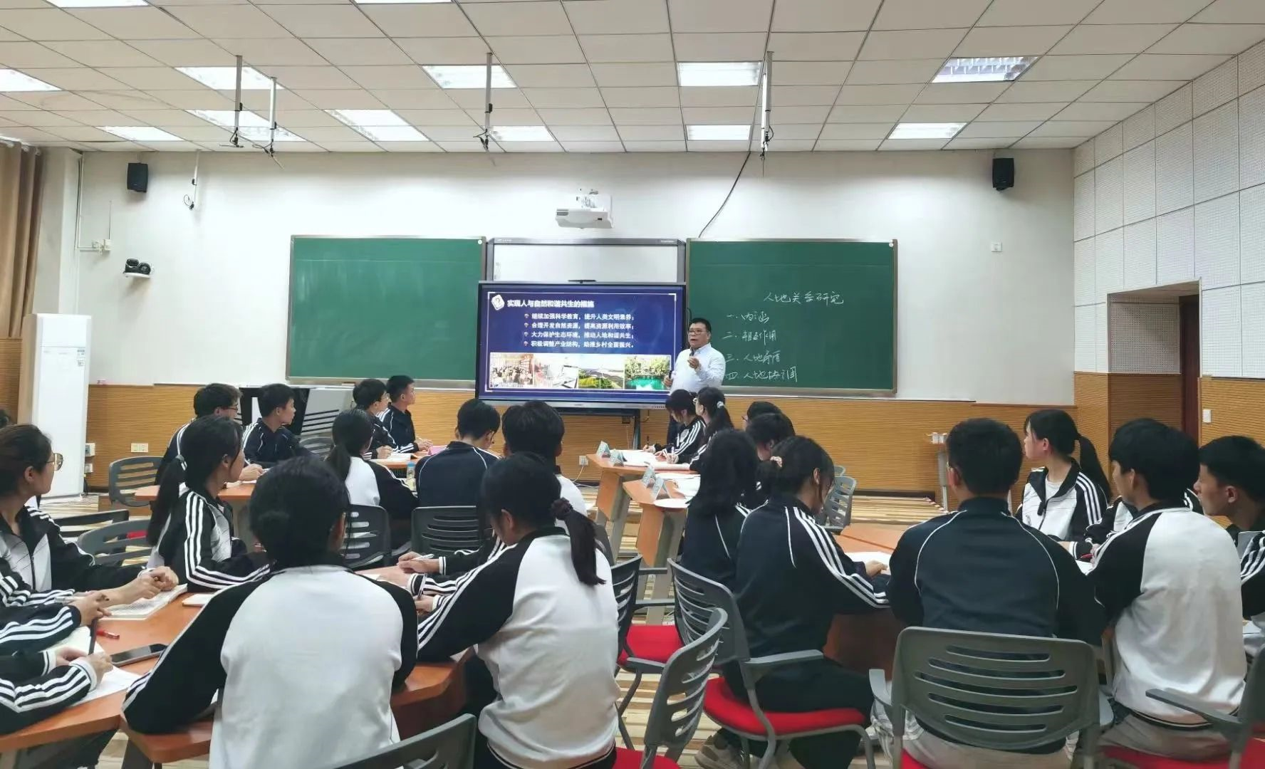 米乐M6 米乐愿做园丁勤浇灌甘为蜡炬尽燃烧——记贵州师范大学教师周忠发(图2)