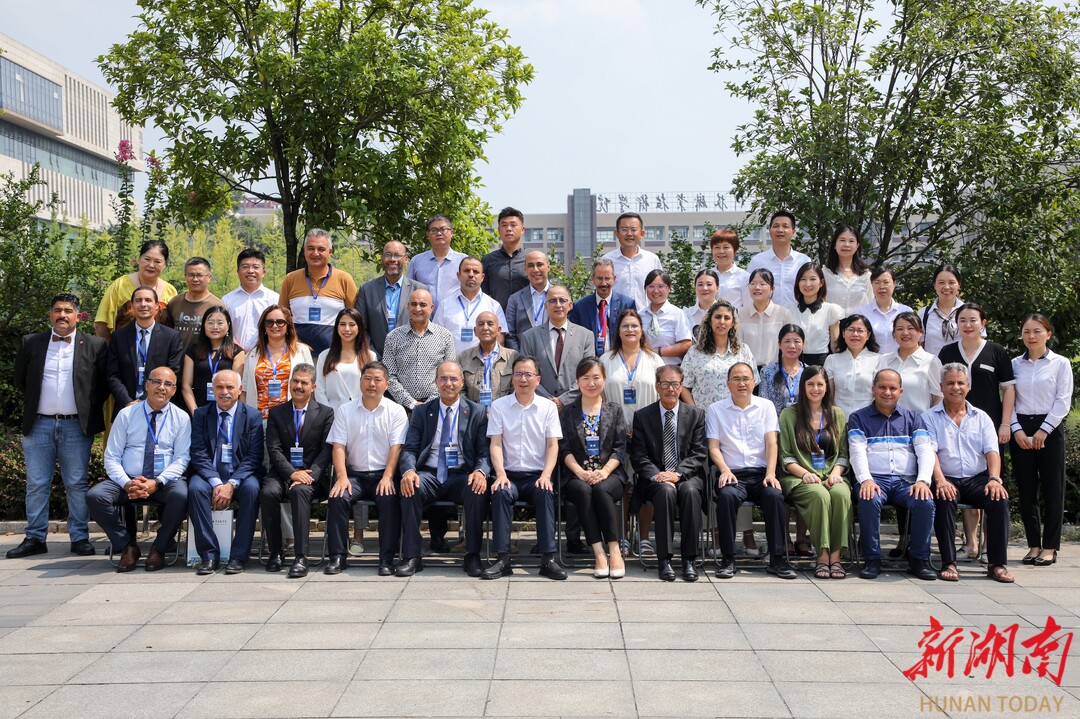 米乐M6 米乐共话国际化办学 北非高校代表团到铁科职院交流访问(图2)