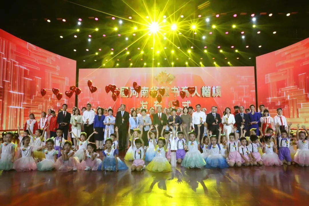 米乐M6 米乐12位优秀教师获评！河南省教书育人楷模发布(图5)