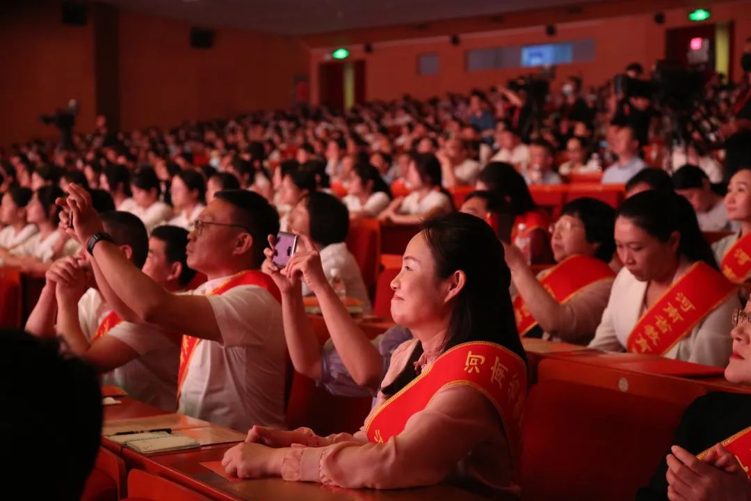 米乐M6 米乐12位优秀教师获评！河南省教书育人楷模发布(图3)