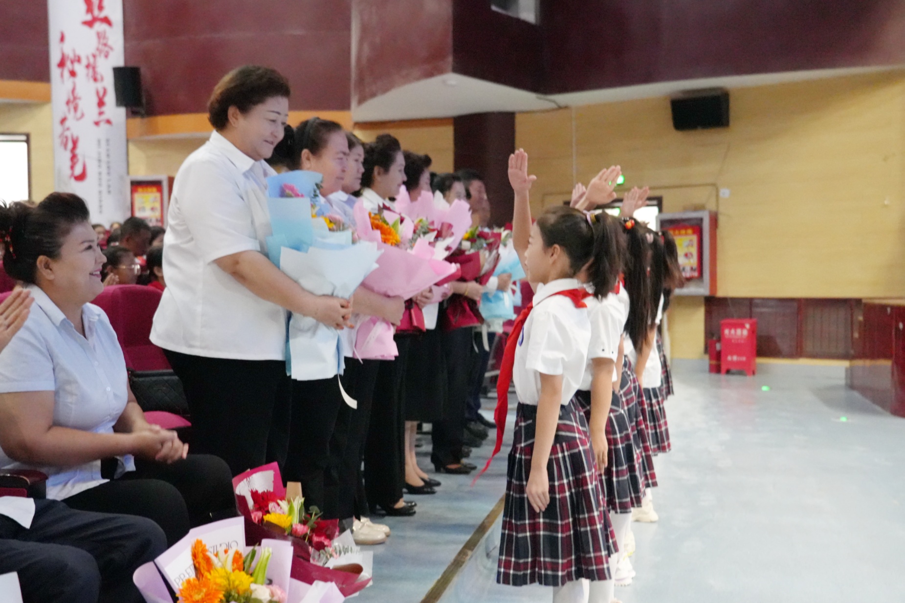 米乐M6 米乐若羌县召开庆祝第39个教师节暨表扬大会(图3)