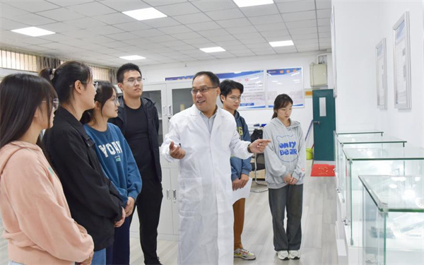 从国防研究到教书育人 不一样的是工作岗位 一样的是科研报国情怀——记淮南师范学院米乐 M6米乐科研处副处长朱家兵教授(图2)