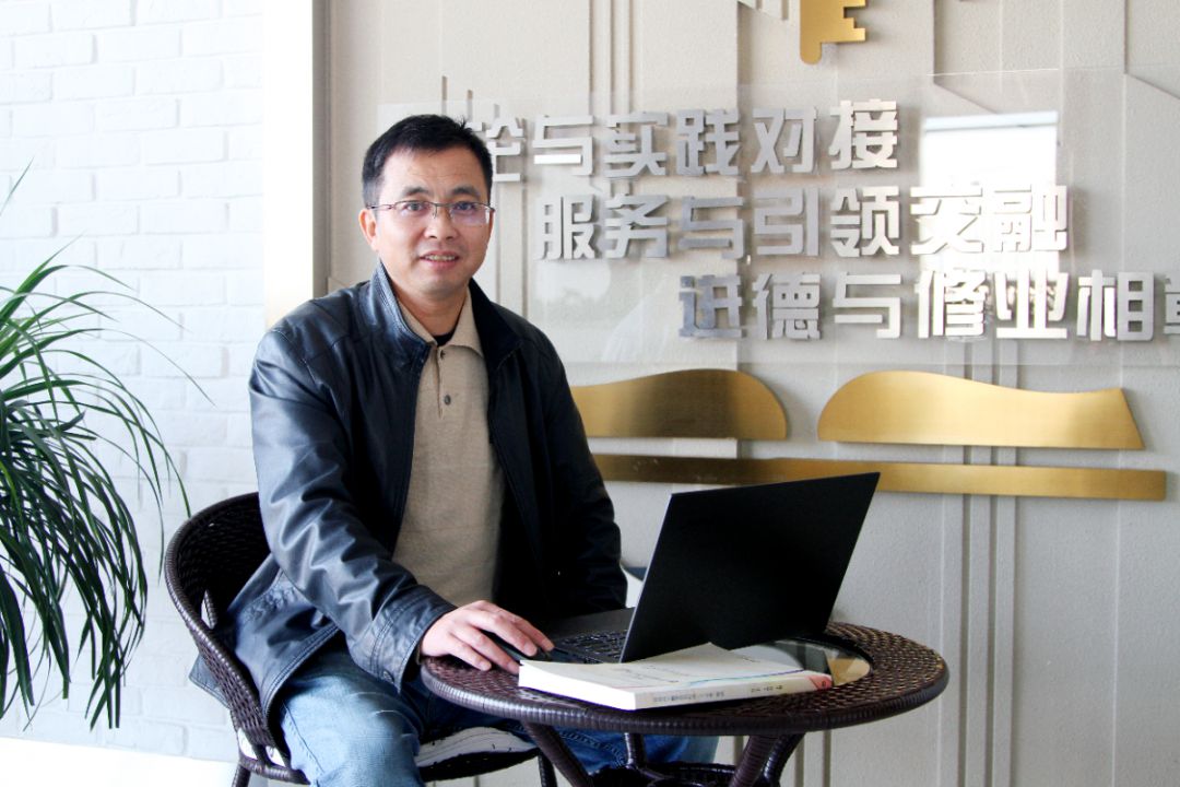 米乐M6 米乐名师谈教育｜徐汇区教育学院严江华：引领、研究、服务(图3)