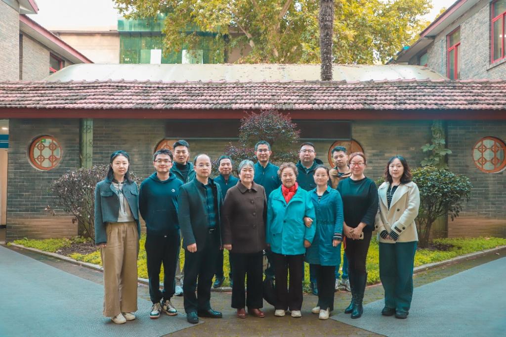 校友部开展“敬老月”活动米乐M6 米乐(图2)