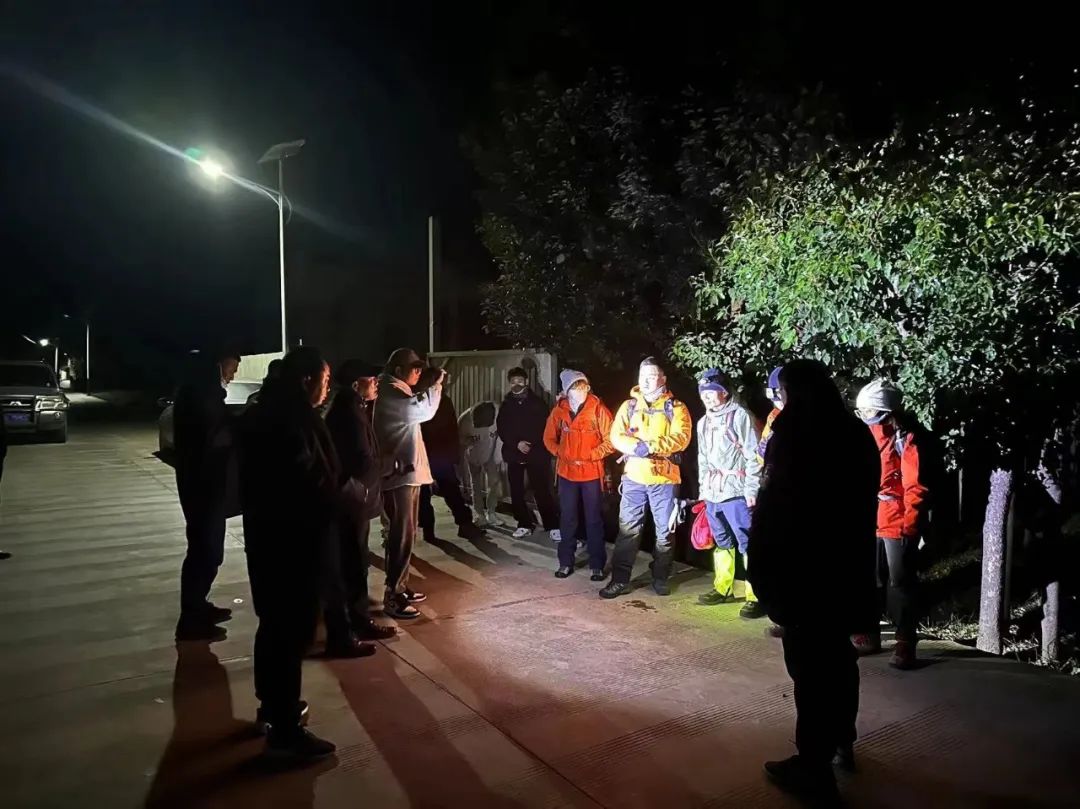 11人欲私自攀爬大理峰被拦获其中2人被立案(图1)