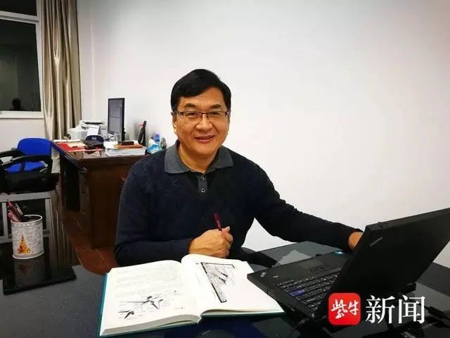 博导在高铁上改论文被拍网友：推高眼镜的刹那又有博士生要瑟瑟发抖了(图1)