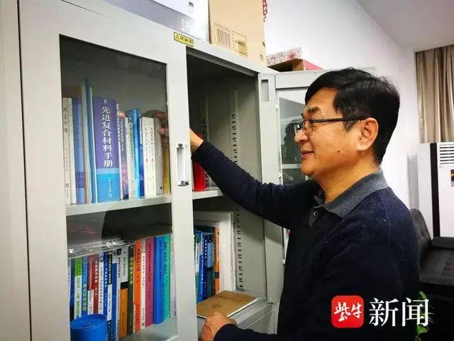 博导在高铁上改论文被拍网友：推高眼镜的刹那又有博士生要瑟瑟发抖了(图2)