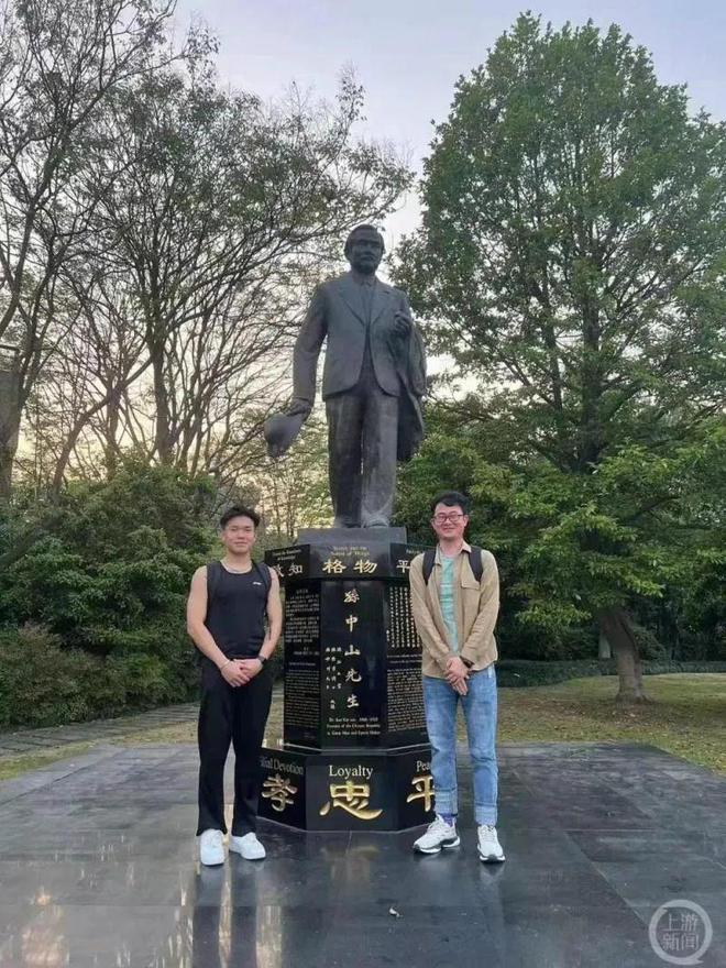 博导在高铁上改论文被拍网友：推高眼镜的刹那又有博士生要瑟瑟发抖了(图5)