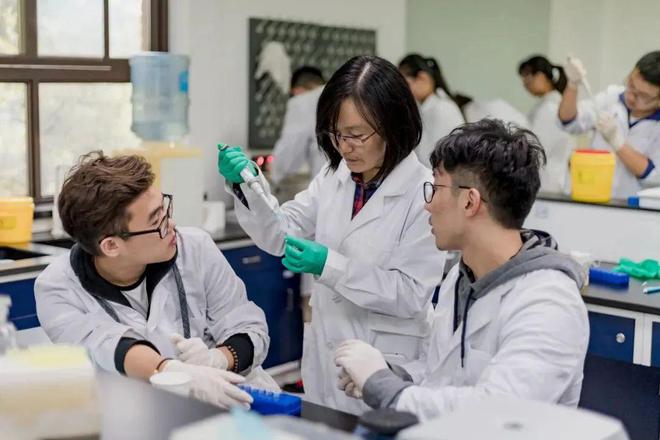 深耕实验教学他们做学生探索自然世界的引路人(图5)