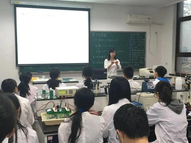深耕实验教学他们做学生探索自然世界的引路人(图2)