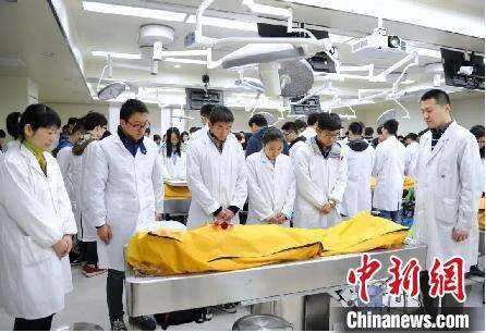 上海医学生清明致敬“大体老师”(图1)