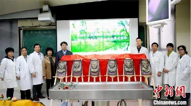 上海医学生清明致敬“大体老师”(图3)