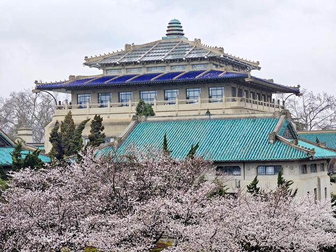 武汉大学一在建教学楼起火？多方回应：无人员受伤建筑材料着火(图1)