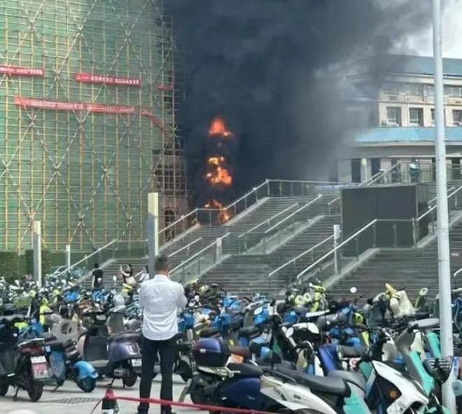 武汉大学一在建教学楼起火？多方回应：无人员受伤建筑材料着火(图2)