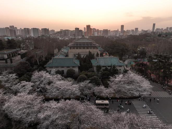 武汉大学一在建教学楼起火？多方回应：无人员受伤建筑材料着火(图4)